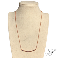 Charger l'image dans la galerie, Rose Gold Curved Hammered Bar Necklace
