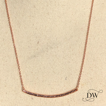 Charger l'image dans la galerie, Rose Gold Curved Hammered Bar Necklace