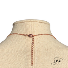 Charger l'image dans la galerie, Rose Gold Curved Hammered Bar Necklace