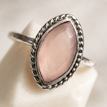 Charger l'image dans la galerie, Blush Chalcedony Marquise Ring | Sterling Silver3