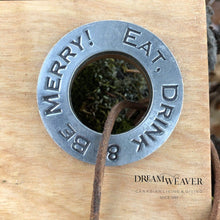 Charger l'image dans la galerie, Live edge cutting board with pewter pate knife — engraved Eat, Drink and Be Merry — Dream Weaver Canada6