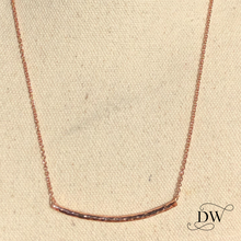 Charger l&#39;image dans la galerie, Rose Gold Curved Hammered Bar Necklace

