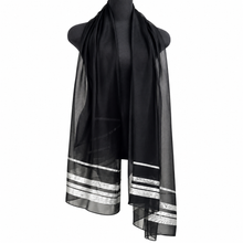 Charger l'image dans la galerie, FRAAS Sheer Silk Evening Wrap | Black &amp; Silver  3
