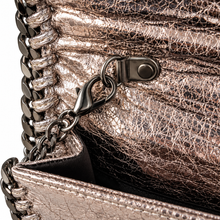 Charger l'image dans la galerie, INZI Blush Pink Metallic Crystal-Embellished Crossbody Clutch Bag hardware
