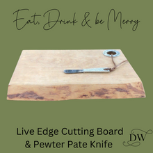 Charger l&#39;image dans la galerie, Live edge cutting board with pewter pate knife — engraved Eat, Drink and Be Merry — Dream Weaver Canada 2

