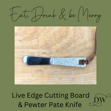 Charger l&#39;image dans la galerie, Live edge cutting board with pewter pate knife — engraved Eat, Drink and Be Merry — Dream Weaver Canada 4
