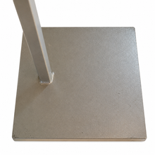 Charger l'image dans la galerie, Minimalist Silver Metal Purse &amp; Handbag Display Stand – 24" base
