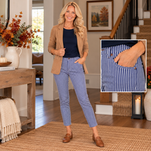 Charger l'image dans la galerie, A woman stands in a home interior wearing blue-and-white striped trousers, a navy top, tan blazer, and brown loafers. An inset close-up shows the striped fabric of the pants with a hand pulling a pocket clip.
