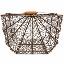 Charger l'image dans la galerie, Rustic Farmhouse Wire Basket with Wooden Handles end view
