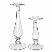 Charger l'image dans la galerie, Two clear glass candlestick holders of different heights on a white background.
