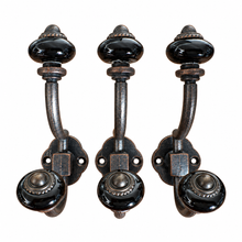 Charger l'image dans la galerie, Vintage-Style Double Wall Hook with Black Ceramic Knobs – Bronze Metal -3
