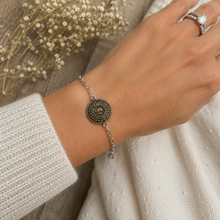 Charger l'image dans la galerie, Vintage Canadian Militia Beaver Button Sterling Silver Bracelet  lifestyle
