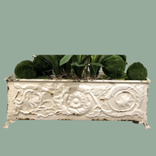 Charger l&#39;image dans la galerie, Jardinière de jardin en étain pressé en métal crème antique
