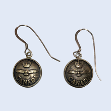 Charger l'image dans la galerie, boucles d’oreilles bouton vintage de l’ARC canadienne
